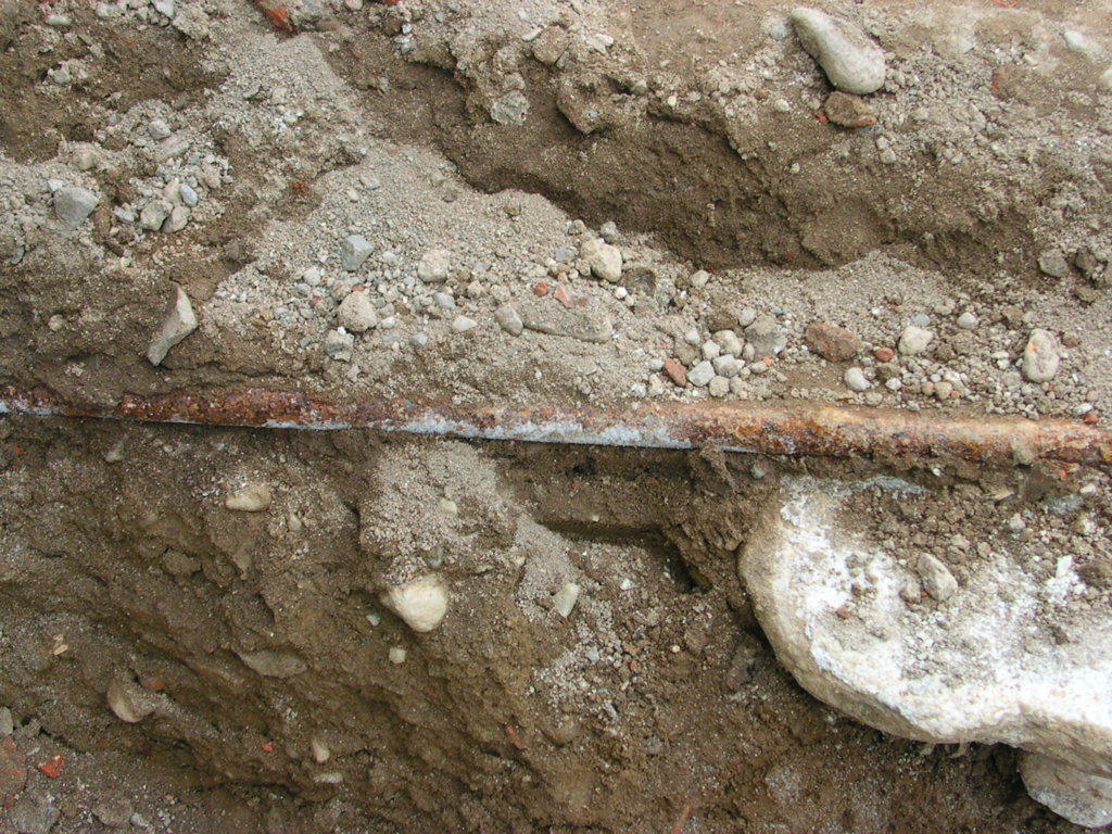 1-Altra vista del tubo del condominio arruginito.jpg