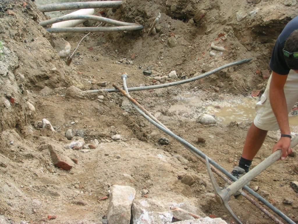 1-Tubi arruginiti a finco dell'attraversamento vicino al condominio.jpg